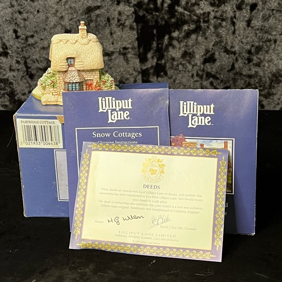 Lilliput Lane | Partridge Cottage | Christmas Collection - Picture 2 of 7